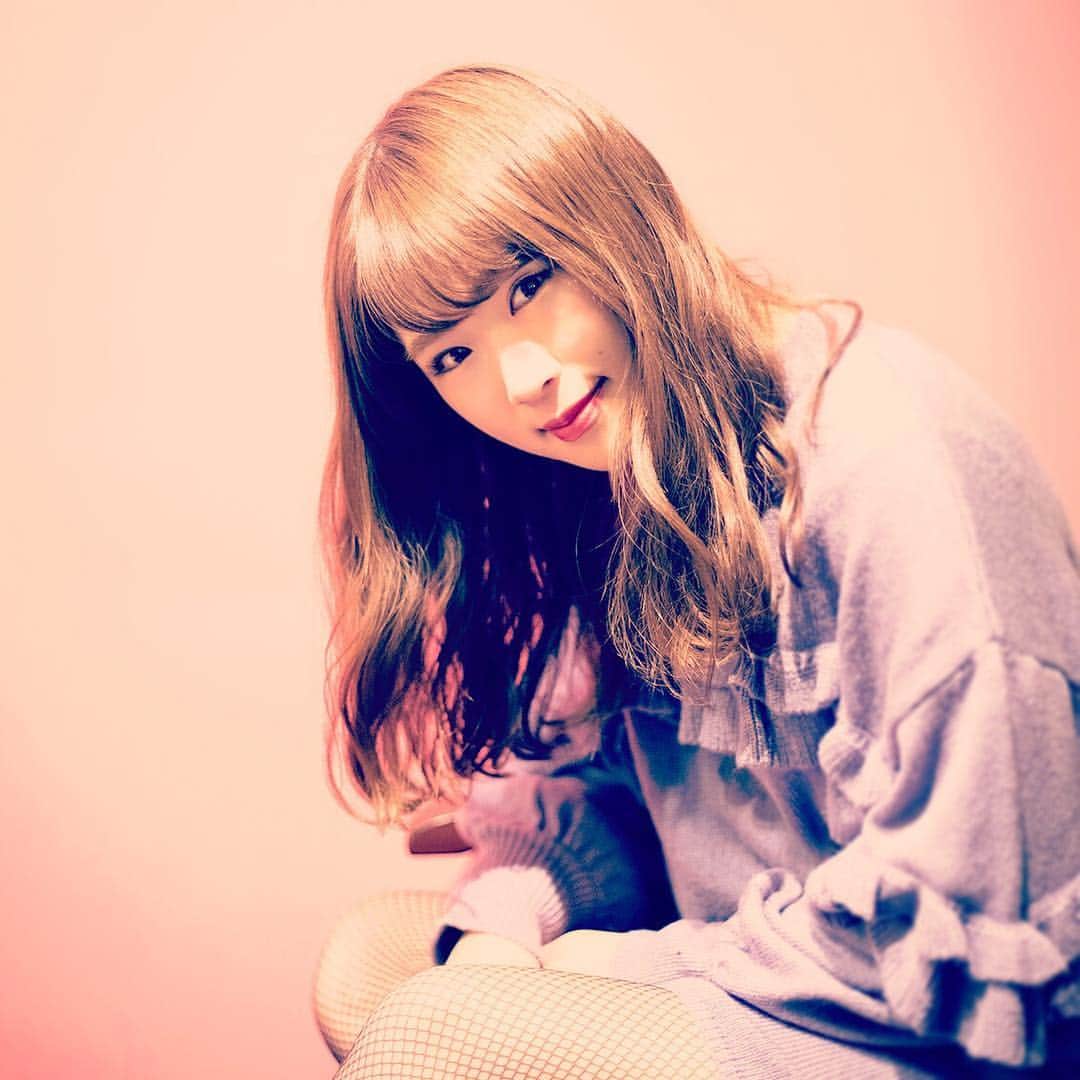 渋谷凪咲のインスタグラム：「ピンクの壁紙がかわいい、人気のソファー席で💓 ・・・・・・・・・・・・・・・・・・・・・・・・ 関西ウォーカーWEBの連載にも未公開カット掲載中！ プロフィールのリンクからどうぞ🌼 #かわいい関西 #渋谷凪咲 #nmb48 #大阪 #難波 #大阪カフェ #難波カフェ #太陽ノ塔 #カフェ太陽ノ塔 #関西ウォーカー」