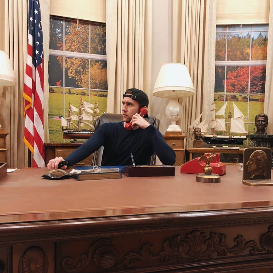 マシュー・ルイスさんのインスタグラム写真 - (マシュー・ルイスInstagram)「Lewis 2020. Yeah, right, like I could make a better president than Josiah Bartlet, whose office this is. Still there at the @wbpictures prop shop. #wbstudiotour #missyoubartlet #lewis2020」1月26日 12時33分 - mattdavelewis