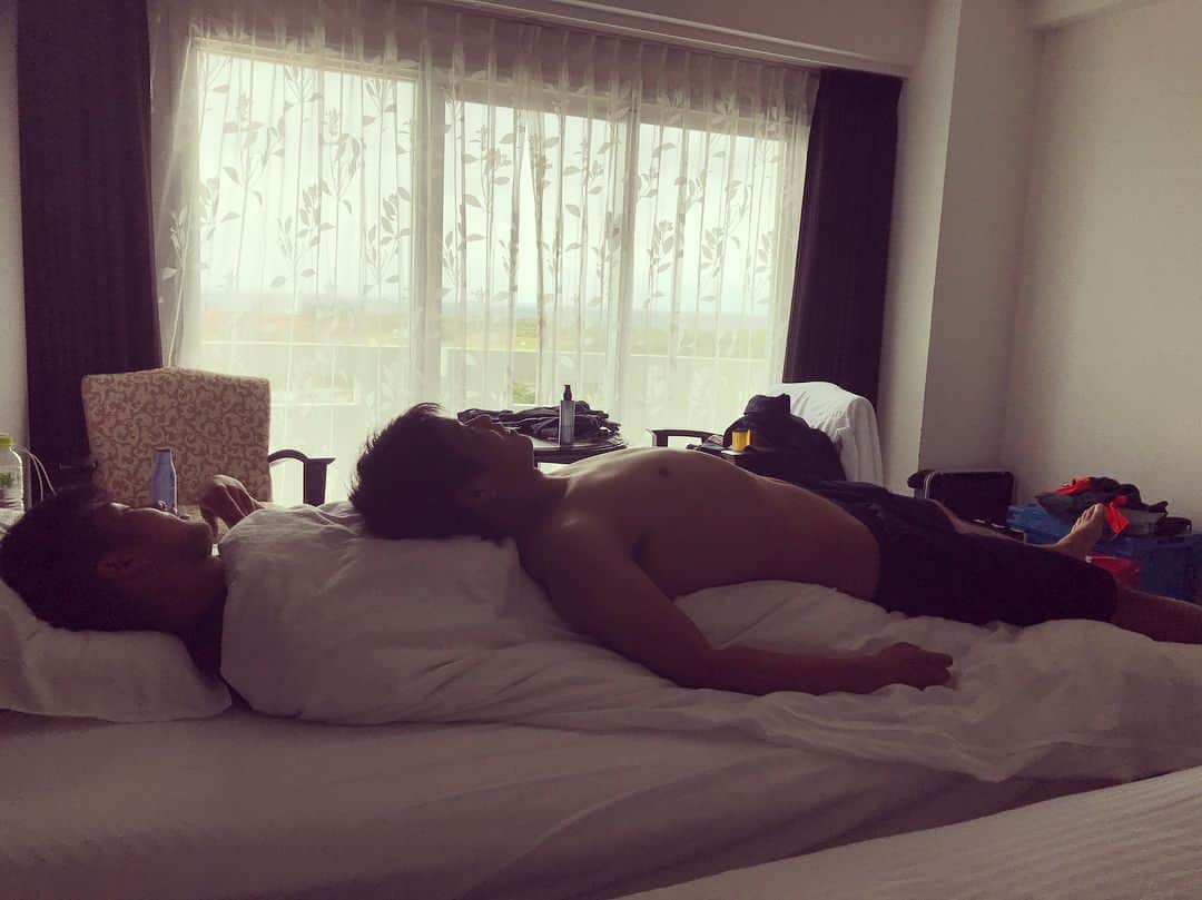 水野晃樹のインスタグラム：「2部練の間で休みたいのに、ホントうるさいこの2人、、、💦 秀人、同部屋の奴、回収して😅」