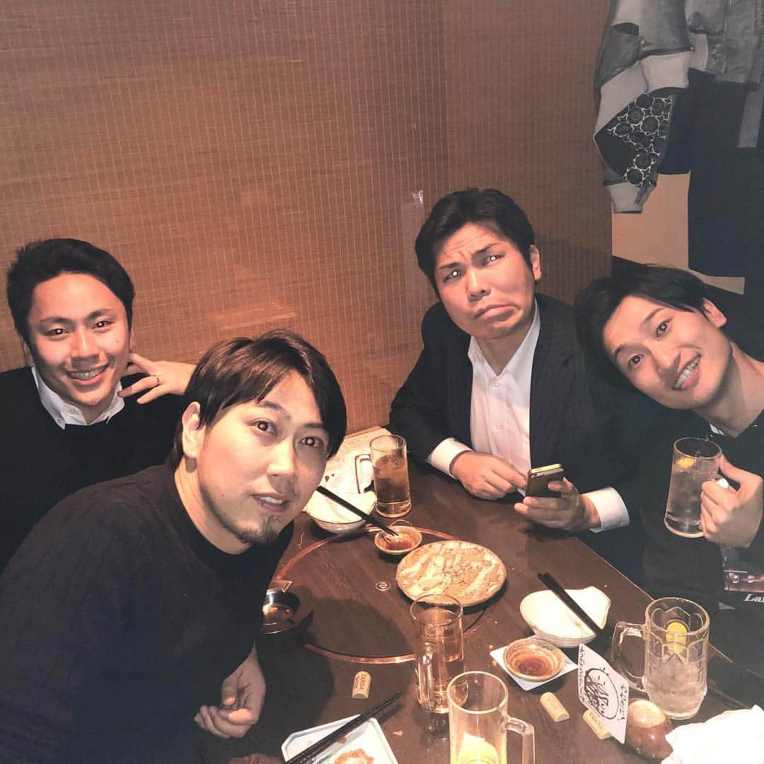 太田雄貴さんのインスタグラム写真 - (太田雄貴Instagram)「久々の再会 比叡平小学校の同級生  右上かつろー。キーエンス→アフリカ留学MBA→BCGという面白いキャリア  右下 かん、お笑い芸人。相席スタートでM-1決勝進出  左下 よしき、今回の幹事。 ベンチャー起業を渡り歩くイケメンパパ。  小学校の頃の思い出話しとか久々過ぎて、懐かしかった笑  次は地元でフルバージョンだな！  #85年生まれ #比叡平 #比叡平小学校」1月26日 13時56分 - yuki_ota_fencing