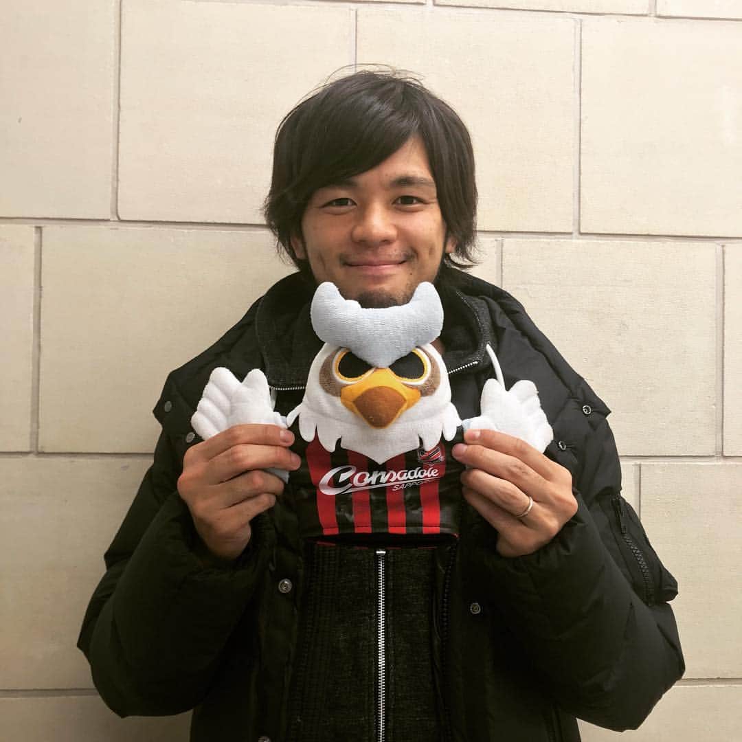 ドーレくんのインスタグラム：「けんごくんいってらっしゃい🦉🦉寂しいけど、タイでの活躍楽しみにしてるね⚽️ #consadole #ドーレくん  #石井謙伍」