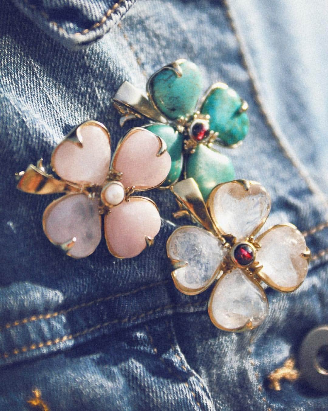 グーセンス パリのインスタグラム：「Our classic TREFLE line is now available in turquoise. . #goossens #brooches #turquoise #gemstone #brass #gold #rockcrystal #garnet #new」