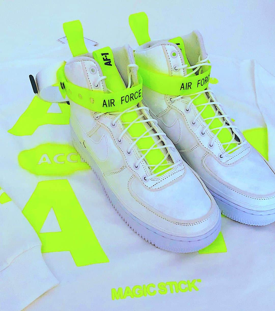 BOBBYさんのインスタグラム写真 - (BOBBYInstagram)「💥Neon  Neon  Magic Stick x Nike Air Force 1 🥂“VIP”🥂 🔥2.10 & 11  launch 🌪  @magicstick_tyo 🤣 @naotakakonno 🙏🙏🙏 #magicstick  #vip #af1  #nikeairforce1  #af1vip」2月10日 9時34分 - jsb_bobby_official