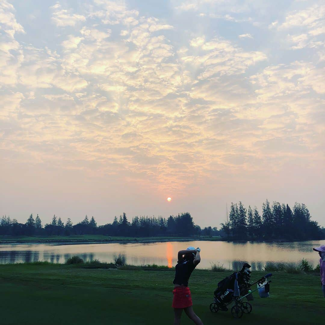 福田真未さんのインスタグラム写真 - (福田真未Instagram)「2週間のタイ合宿🇹🇭に 行ってきました！！！ 森さん、江里菜さん、 東家さん、陣くん、侑平 本当にありがとうございました🙇‍♀️！ 朝から晩までゴルフ漬けで 本当に良い練習になりました。  #毎日6時半スタート #お昼からずっと練習 #帽子と手袋はお気に入り🙆‍♀️ #そしてキャプテンに任命されて #最終日は違和感なくなってました笑 #たくさん笑った2週間でした🤣 #ハッシュタグ少しは良くなったかなぁ笑」2月10日 9時09分 - fukudamami32