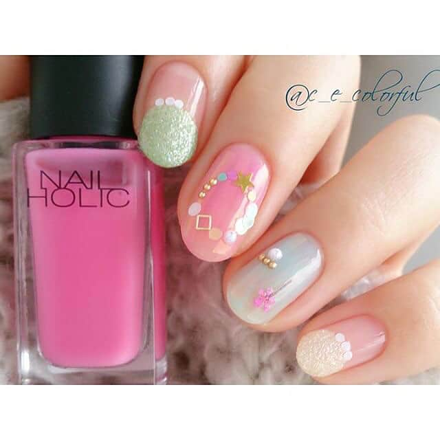 NAIL HOLICさんのインスタグラム写真 - (NAIL HOLICInstagram)「・ ・ 春夏の新色発売まで一週間をきりました♥ 外はまだ寒いですが、ネイルで一足先に春気分を楽しみましょう♪ ・ シアーミルキーカラーを使用した @c_e_colorful さまのネイルをご紹介します。 ・ ・ Repost from @c_e_colorful @TopRankRepost #TopRankRepost * NAIL HOLIC 春の新色で シアーミルキーな春ネイル♥ . まさかの新年初post🙄💦 すっかり出遅れましたが今年もよろしくお願いいたします😀✨ 2/16発売の #ネイルホリック新色 早速使ってみましたー🙋 カラーは親指から順に #PK823 #GR760 #PK822 #BL917 #YE561 です。 どれも可愛いんだけど！特に！ Milky colorシリーズのほんのり透けるシアー軍団たちが信じられない可愛さです😍😍😍 ラメ・パールなしのミルキーなシアーパステル❣️ クリアカラーとはまた違ったふんわりな可愛さですよー🤣❇️ . 今回はとにかく透け感をアピールしたかったので オーロラフィルムをベースに仕込んで上から薄ーくムラ塗りっぽく重ねてます🙋 人差し指と小指はザリザリ質感が癖になるフローズンシュガーのイエローとグリーン。 こちらも安定の塗りやすさ&速乾でベタ塗りでも十分可愛いと思う🤗❤️ . ブログは後日更新します☺️ IGに載せてないネイルを公開したりしてますので良かったら💟 ↠ @c_e_colorful . @nailholic_kose #nailholic_kose #ネイルホリック #nailholic * #セルフネイル #春ネイル #プチプラネイル #セルフネイル部 #マニキュア #プチプラポリッシュ #カジュアルネイル #丸フレンチネイル #パステルネイル #簡単ネイル #ネイルポリッシュ #美甲 #指甲油 #自爪ネイル #キラキラネイル #押し花ネイル」2月10日 9時34分 - nailholic_kose