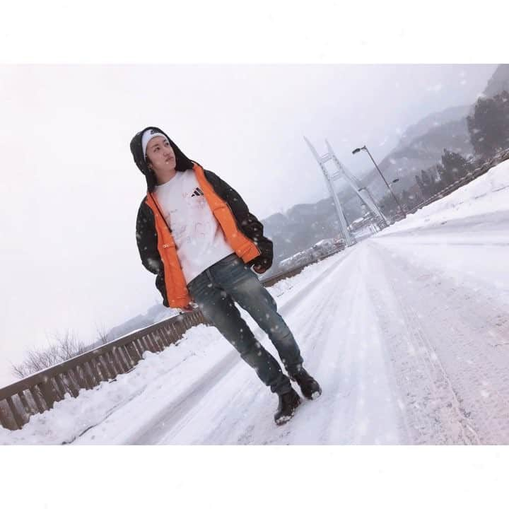 みなみりょうのインスタグラム：「雪が常に降ってました😂 危うく風邪引くところだった😵 帰りは @yuta.0622 と帰って来ましたが2人ともデニムに白系の服来てニット帽で更に小洒落なカフェ行ったからきっと勘違いされていたであろう🤔笑 #スノボ #スノーボード #スノーボーダー #スノボ好きと繋がりたい  #スノボ好き #スノボ男子 #スノーボード男子 #雪 #雪山 #群馬 #水上 #スノボ場 #ニット帽 #ニット帽男子 #イケメン #モデル #ペア #ペアルック #ペアルック男子 #adidas #vetements #dior #yeezy #season #season5 #yeezyseason #yeezyseason5」