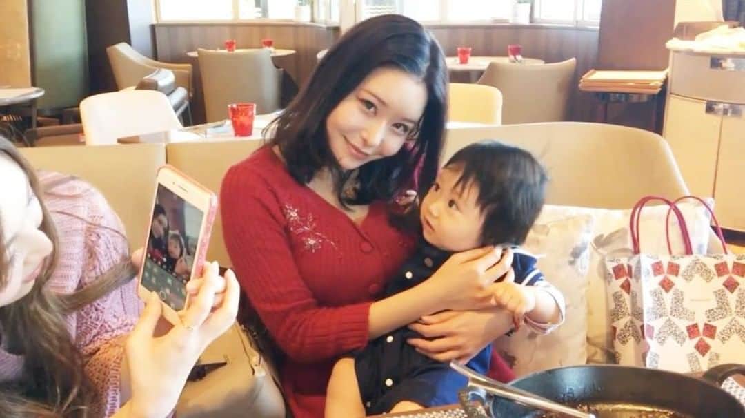 利咲のインスタグラム：「動画ver.初めてこんなに赤ちゃん抱かせてもらっちゃった！！👶🍼 とにかくかわいい😍💕お肌がプニプニ( ´◡͐`)♥ まさに赤ちゃん肌！ ヒアルロン酸の塊らしいです(•ˆ⌣ˆ•) 傷もすぐに治っちゃうんだって。 . 1.5倍速だから手を振る速さハンパなく早いねw . ヒルトンもとても綺麗でした🌟 隣でいちごビュッフェフェアもやってたけど予約必須みたいね🍓 . お家では絵本の読み聞かせやってみました📖 喜んでくれるのでとても楽しかったなぁ😍 . （音楽と効果音も出るので聞いてみてね🎧） . . . #lunch #hilton #hiltontokyo #hiltonhotel #hiltontokyoodaiba #hiltonhotels #hiltonodaiba #メガネ女子 #赤ちゃん #baby #👶 #🍼 #cute」