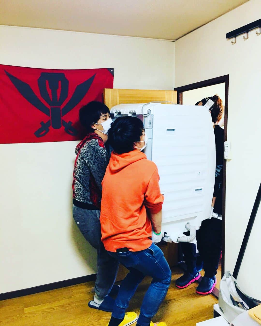 小澤亮太さんのインスタグラム写真 - (小澤亮太Instagram)「25日誕生日一風変わった1日になりました。 . . . まさかの誕生日忘れてて引っ越し日にしてました . .  洗濯機4人で持ったのにバカ重かったです . . 達成感ありましたがもう二度と運びたくないです笑 . . .  ぜんとしゅんが手伝ってくれてなんとか終わりました . . . 感謝感謝です( ˊ̱˂˃ˋ̱ ) . . . そのあと疲れ切って三白眼で焼肉 . . . 身体にしみました♪ . . そしてお世話になっている先輩からリュック頂きました♪ . . 結果、めちゃくちゃ疲れた誕生日でしたが、皆さんにもたくさんコメント頂いたし、幸せな1日でした( ´ ▽ ` ) . . 日々感謝を忘れないでいきます。 . .  ありがとうございます!!! . . . #誕生日の過ごし方 #引っ越し #洗濯機 #重い #supreme #thenorthface #三白眼」1月26日 18時51分 - ozawa_ryota
