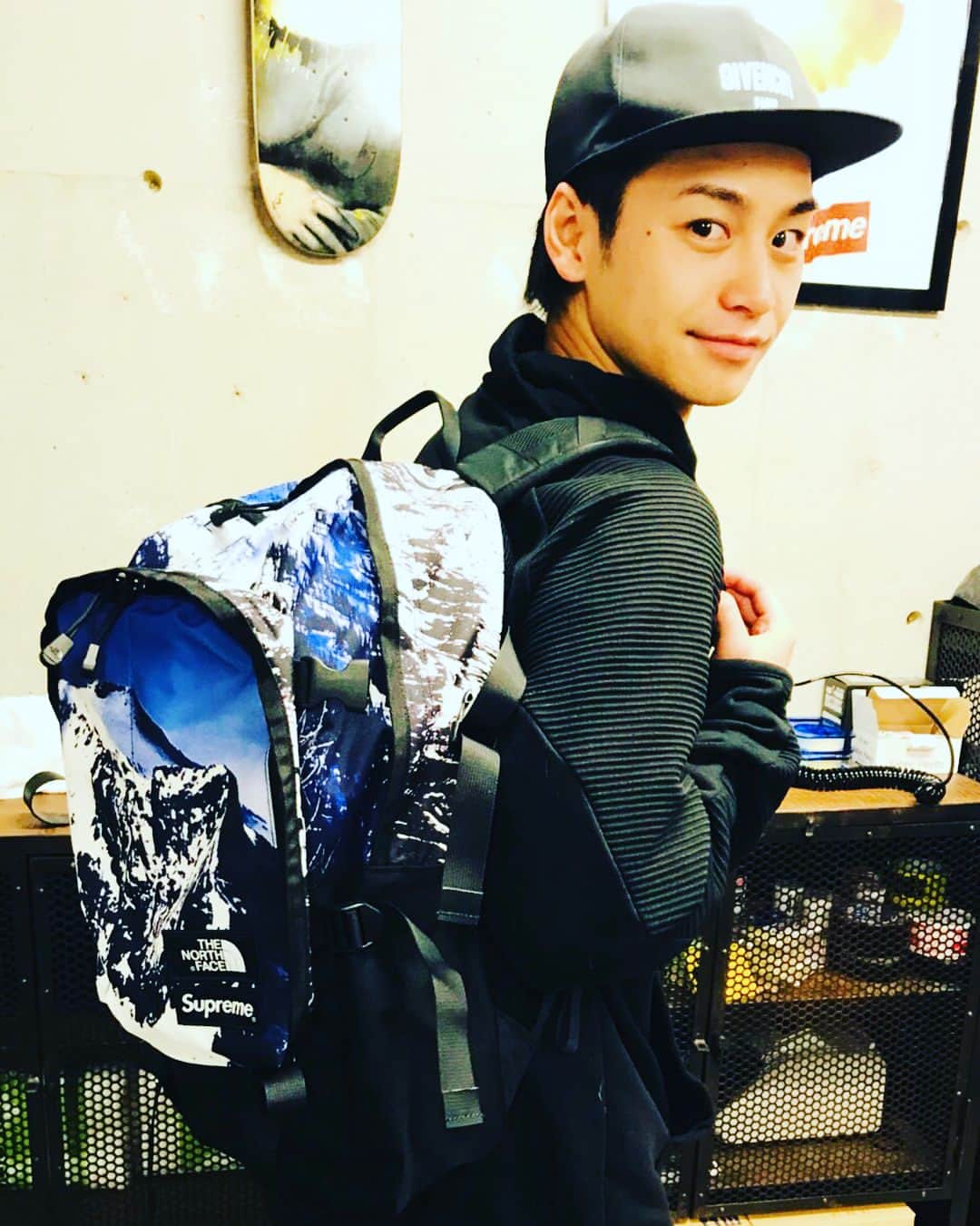 小澤亮太さんのインスタグラム写真 - (小澤亮太Instagram)「25日誕生日一風変わった1日になりました。 . . . まさかの誕生日忘れてて引っ越し日にしてました . .  洗濯機4人で持ったのにバカ重かったです . . 達成感ありましたがもう二度と運びたくないです笑 . . .  ぜんとしゅんが手伝ってくれてなんとか終わりました . . . 感謝感謝です( ˊ̱˂˃ˋ̱ ) . . . そのあと疲れ切って三白眼で焼肉 . . . 身体にしみました♪ . . そしてお世話になっている先輩からリュック頂きました♪ . . 結果、めちゃくちゃ疲れた誕生日でしたが、皆さんにもたくさんコメント頂いたし、幸せな1日でした( ´ ▽ ` ) . . 日々感謝を忘れないでいきます。 . .  ありがとうございます!!! . . . #誕生日の過ごし方 #引っ越し #洗濯機 #重い #supreme #thenorthface #三白眼」1月26日 18時51分 - ozawa_ryota