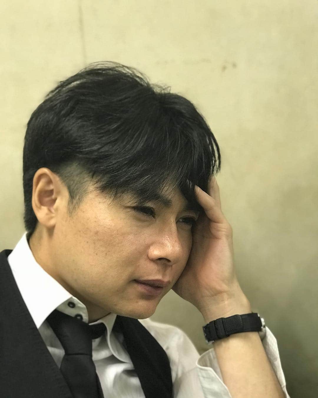 川島明のインスタグラム：「平成ノブシコブシ吉村崇  #お会計の時に警察手帳を見せられた時のぼったくりBARの店員 #クラシック名曲全集をメルカリで買ったが再生してみると全曲オルゴール音だった奴 #満を持して仮想通貨に手をした瞬間グラフが垂直落下していくのをただただ見守る実業家 #風俗の待合室なのに格付けチェックのGACKTさんの雰囲気を出している無職 #ただの偏頭痛なのにもう一人の自分が内側からノックしているとほざく厨二病 #あまりにも遅刻しすぎて逆に落ち着いてる奴 #ラジオに送ったど下ネタが読まれたがパーソナリティが間違えて本名で紹介してしまった瞬間のハガキ職人 #目が全部黒目の彼岸島のキャラ #後退を知らぬブレない特攻芸人」