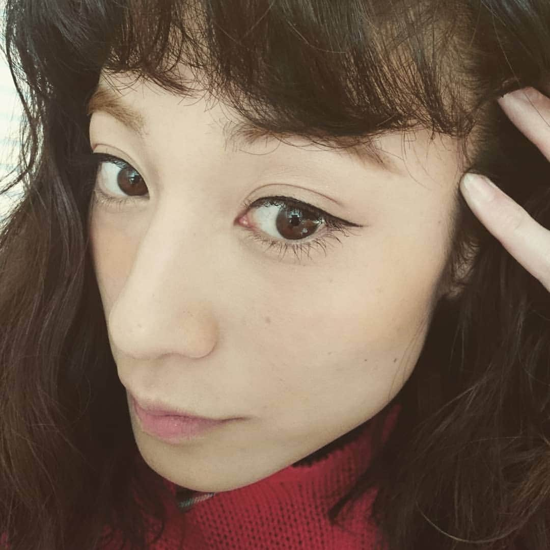 西山茉希さんのインスタグラム写真 - (西山茉希Instagram)「セルフメイクdayだった日。 今朝の仕上がりフォト。  #セルフメーク #make  新しくGETしたアイライナーでラインひいてみましてん。  お久しぶりの黒ライン。 dupbeauty。  #ディーアップ #シルキーリキッドアイライナー #ディーアップアイライナー #DUP #アイライナー #アイメイク @dupbeauty  細めに引けて なめらか綺麗。  化粧ポーチの仲間入りちゃん。  #半日ロケもにじまずに終了  感謝。 お疲れ様でした m(_人_)m」1月26日 19時20分 - maki.nshiyama50