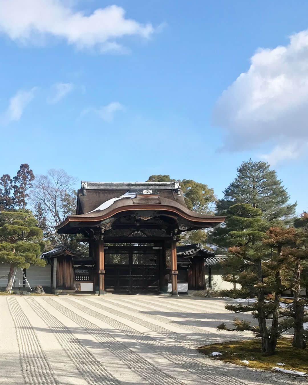 李 雨瀟さんのインスタグラム写真 - (李 雨瀟Instagram)「#そうだ京都行こう  誕生日当日に京都へプチ観光してきました😊  新幹線の中で向かう道中雪が降ってきてスノーバースデーに❄️ なんだかほっこりしました♡ . 1枚目の写真は #仁和寺 。 見惚れてしまう程の綺麗な景色☺️❤️ 3枚目からは雪の中の #大覚寺 。 冬のお寺もまた風情があって好きです。 今月2回目の京都。何度行ってもまた訪れたくなる場所です🇯🇵 @soudakyoto_official . . . . #outer #moncler @moncler  #tops #zara @zara  #pants #uniqulo @uniqlo  #shoes #converse @converse_jp . . #yuxiaotravel #travel #travelstagram  #国内 #国内旅行 #旅行 #京都 #PR #fashion #ootd #160cm #160cmコーデ #カジュアルスタイル  #京都好き #旅好き #日本旅行 #旅女子」1月26日 19時22分 - yuisho_ri