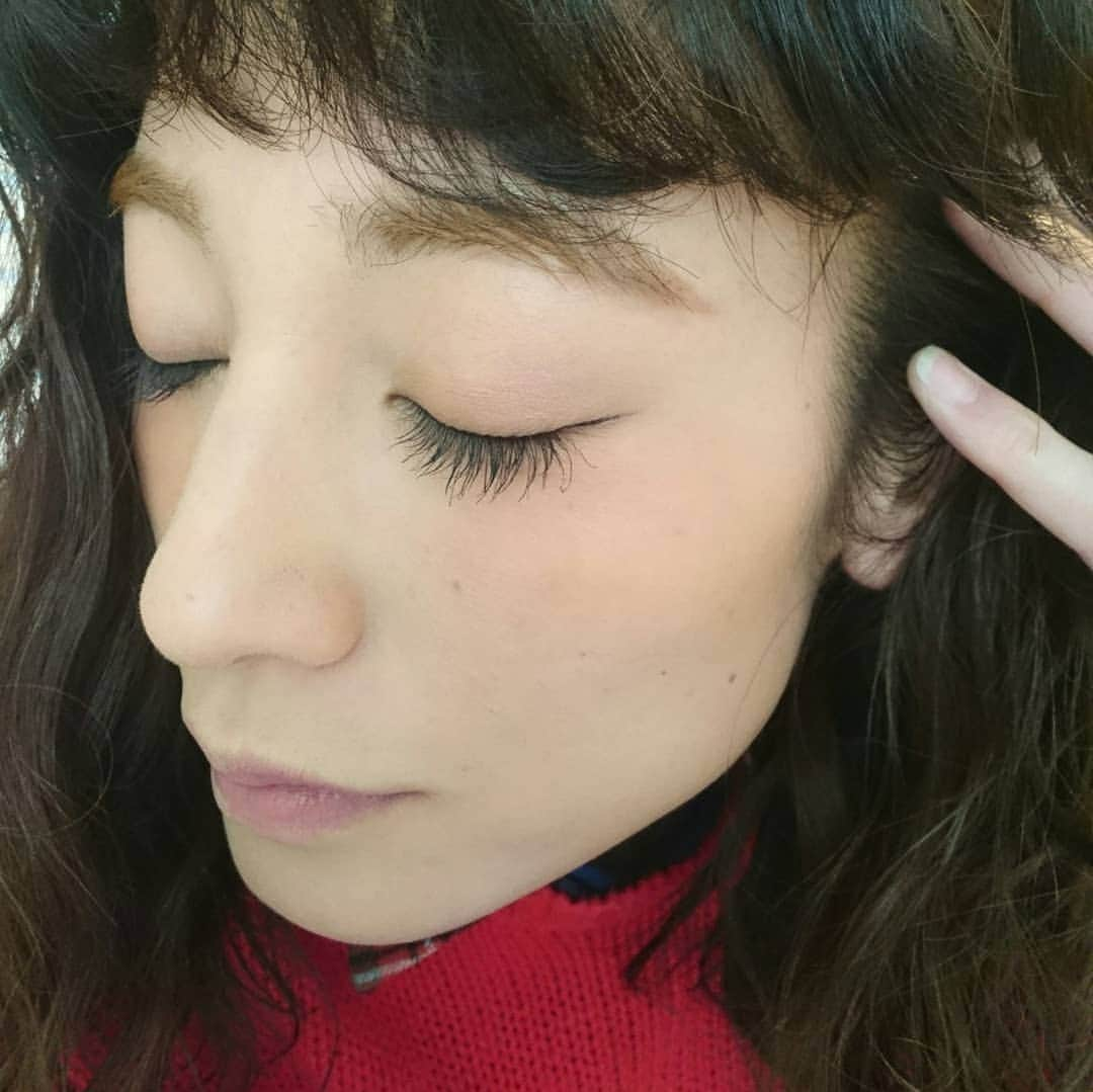 西山茉希さんのインスタグラム写真 - (西山茉希Instagram)「セルフメイクdayだった日。 今朝の仕上がりフォト。  #セルフメーク #make  新しくGETしたアイライナーでラインひいてみましてん。  お久しぶりの黒ライン。 dupbeauty。  #ディーアップ #シルキーリキッドアイライナー #ディーアップアイライナー #DUP #アイライナー #アイメイク @dupbeauty  細めに引けて なめらか綺麗。  化粧ポーチの仲間入りちゃん。  #半日ロケもにじまずに終了  感謝。 お疲れ様でした m(_人_)m」1月26日 19時20分 - maki.nshiyama50