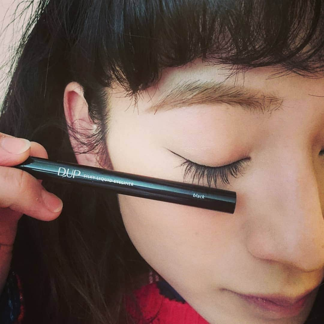 西山茉希さんのインスタグラム写真 - (西山茉希Instagram)「セルフメイクdayだった日。 今朝の仕上がりフォト。  #セルフメーク #make  新しくGETしたアイライナーでラインひいてみましてん。  お久しぶりの黒ライン。 dupbeauty。  #ディーアップ #シルキーリキッドアイライナー #ディーアップアイライナー #DUP #アイライナー #アイメイク @dupbeauty  細めに引けて なめらか綺麗。  化粧ポーチの仲間入りちゃん。  #半日ロケもにじまずに終了  感謝。 お疲れ様でした m(_人_)m」1月26日 19時20分 - maki.nshiyama50