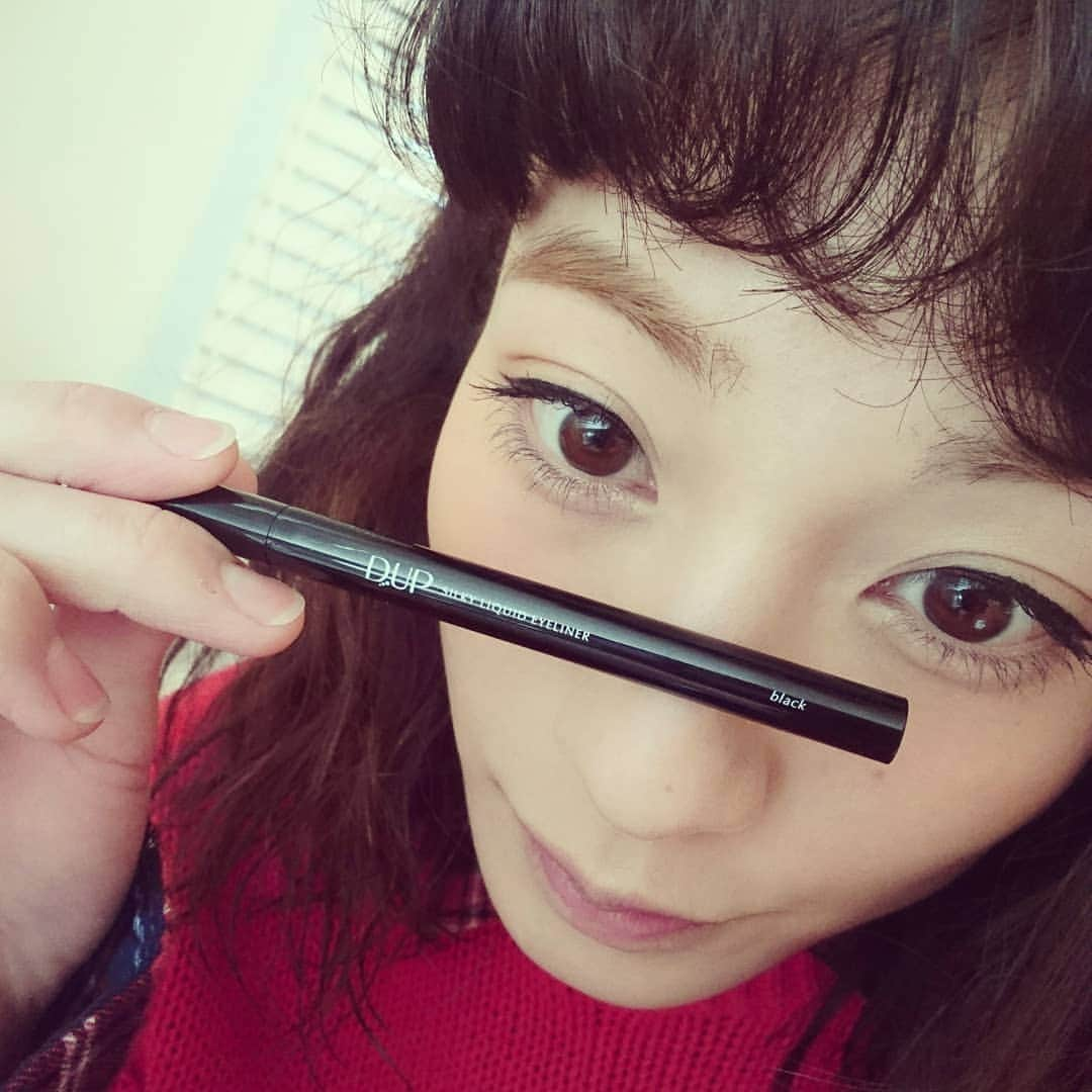 西山茉希さんのインスタグラム写真 - (西山茉希Instagram)「セルフメイクdayだった日。 今朝の仕上がりフォト。  #セルフメーク #make  新しくGETしたアイライナーでラインひいてみましてん。  お久しぶりの黒ライン。 dupbeauty。  #ディーアップ #シルキーリキッドアイライナー #ディーアップアイライナー #DUP #アイライナー #アイメイク @dupbeauty  細めに引けて なめらか綺麗。  化粧ポーチの仲間入りちゃん。  #半日ロケもにじまずに終了  感謝。 お疲れ様でした m(_人_)m」1月26日 19時20分 - maki.nshiyama50