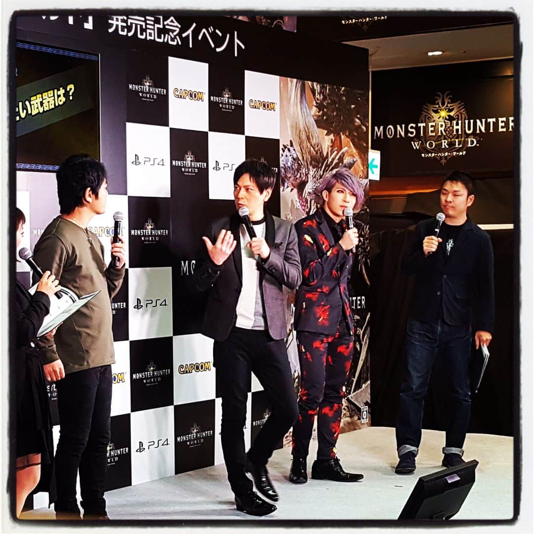 井上聡のインスタグラム：「モンハンワールドの発売イベントの様子をパシャり。毎年のようにカウントダウンをさせていただきありがとうございます。10秒前から数えて、3、2、1、0〜！狩猟解禁〜！！わーい。となり、感動の中盛り上がるのだが実質11秒も数えていることにみんなはお気づきだろうか。  #モンハンワールド #祝発売 #しばらくひとりで遊びます #キャラを自分に似せてみた #15分ぐらいで完成 #けっこう似てないか？」