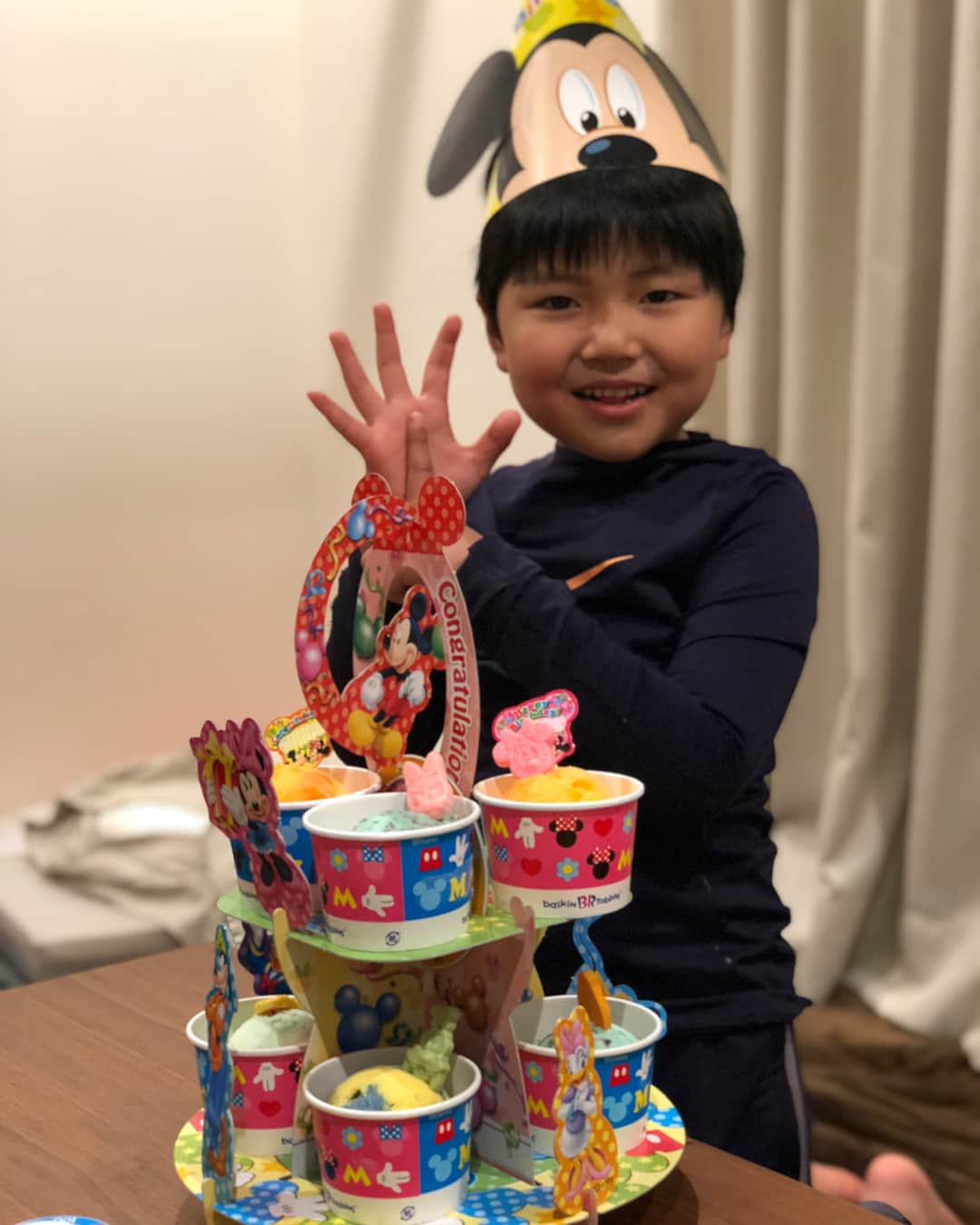 大久保嘉人さんのインスタグラム写真 - (大久保嘉人Instagram)「橙利6才の誕生日おめでとう。 朝起きてすぐ「6才になったから立ってあげるね、ほらっ！」って6才になってもすぐ大きくなりません。そして「足も見せてあげるね、ほらっ！」って足もすぐには大きくなりません。  そして、「パパもう決まったんだけどさ将来サッカー選手じゃなくてお笑い芸人になるね」って言ってきました。 笑ってあげました。 まーお笑い芸人になれるように頑張ってもらいましょうか。笑  #yoshito13」1月26日 20時10分 - yoshito13