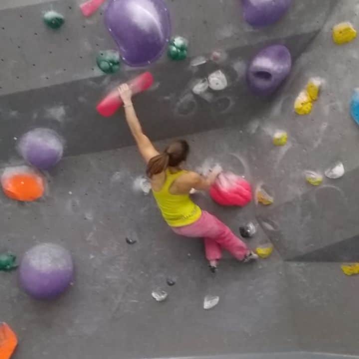 マグダレナ・ロックのインスタグラム：「Boulders are getting harder 💪😊🤗 @mammut_absolute_alpine @verivalbio @tirolwest @scarpaspa @austriaclimbing @bundesheer.online」