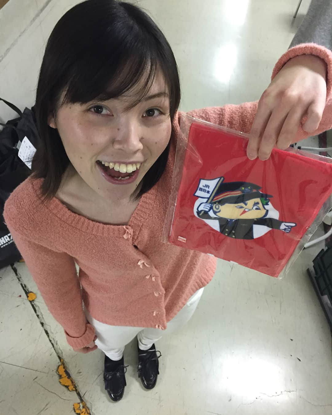安田邦祐さんのインスタグラム写真 - (安田邦祐Instagram)「誠子にカープのタオル貰いました ＼(^^)／ ちょいちょいカープグッズくれる優しい後輩やで。  でも写真撮る時カープ坊やの真似して指差してたのに どこ指差してんねんとか言うてもうた。  #すまん #一枚目は脚立撮影風」1月27日 1時04分 - funnychinpan