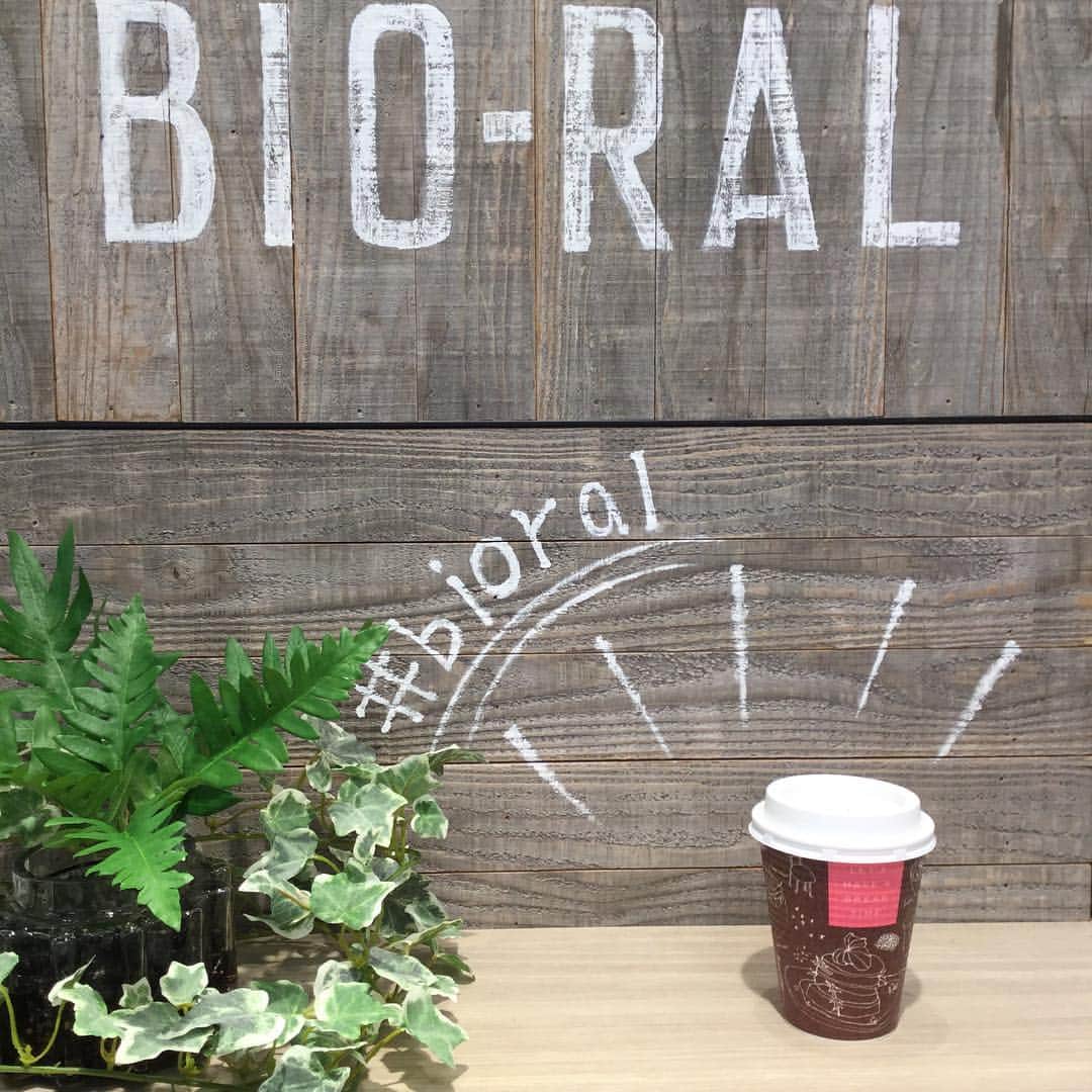 BIO-RAL靭店さんのインスタグラム写真 - (BIO-RAL靭店Instagram)「ビオラルにオーガニックのカウンターコーヒーが登場しました✨  有機コーヒー 有機カフェインレスコーヒー が、なんとワンコインの100円！  シュガーももちろんオーガニック♪  2階ビオラルガーデンにインスタスポットも登場していますよ💕  #ビオラル #bioral #ビオラル靭店 #ライフ #ライフコーポレーション #スーパーライフ #ナチュラルスーパーマーケット #靭公園 #阿波座 #有機コーヒー #オーガニックコーヒー #オーガニックカフェインレスコーヒー #カウンターコーヒー #オーガニック #organic」1月27日 10時57分 - bioral_west