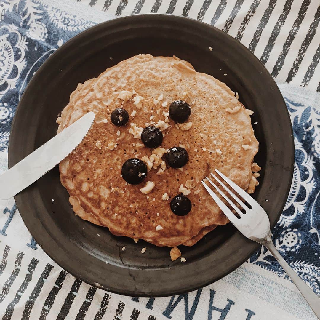古渡奈々子のインスタグラム：「最近の間食は、プロテイン蒸しパンからプロテインパンケーキ🥞 プロテインパンケーキ用の粉もあるけど、私はベースから自作します。 . いろんな組み合わせを試してるけど、やはり一番スイーツとしてワークするのが @b_st_protein . . 材料 大豆を使ったスイーツ粉とかおからとか プロテイン二種類 ベイキングパウダー オーバーナイトオーツ(仕込むんだよ) 卵 豆乳または豆乳グルトまたはアーモンドミルク . . 分量は気分で変わるです＼(^o^)／ #ザ適当 #きっちりやりすぎない #減量してないし #ちゃんとワークアウトと食事しっかりサイクル復活したら #毎日どっさり #何がどっさりかは言わない」