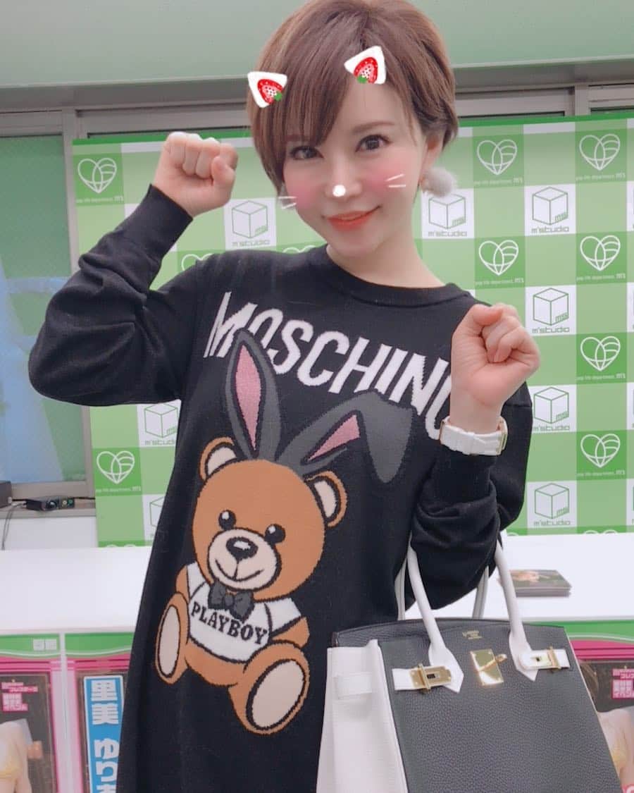 里美ゆりあのインスタグラム：「サイン会イベント💝 #秋葉原#M's#birkin #moschino #オーデマピゲ#birkin30 #里美ゆりあ#サイン会#イベント#event#宜しく」