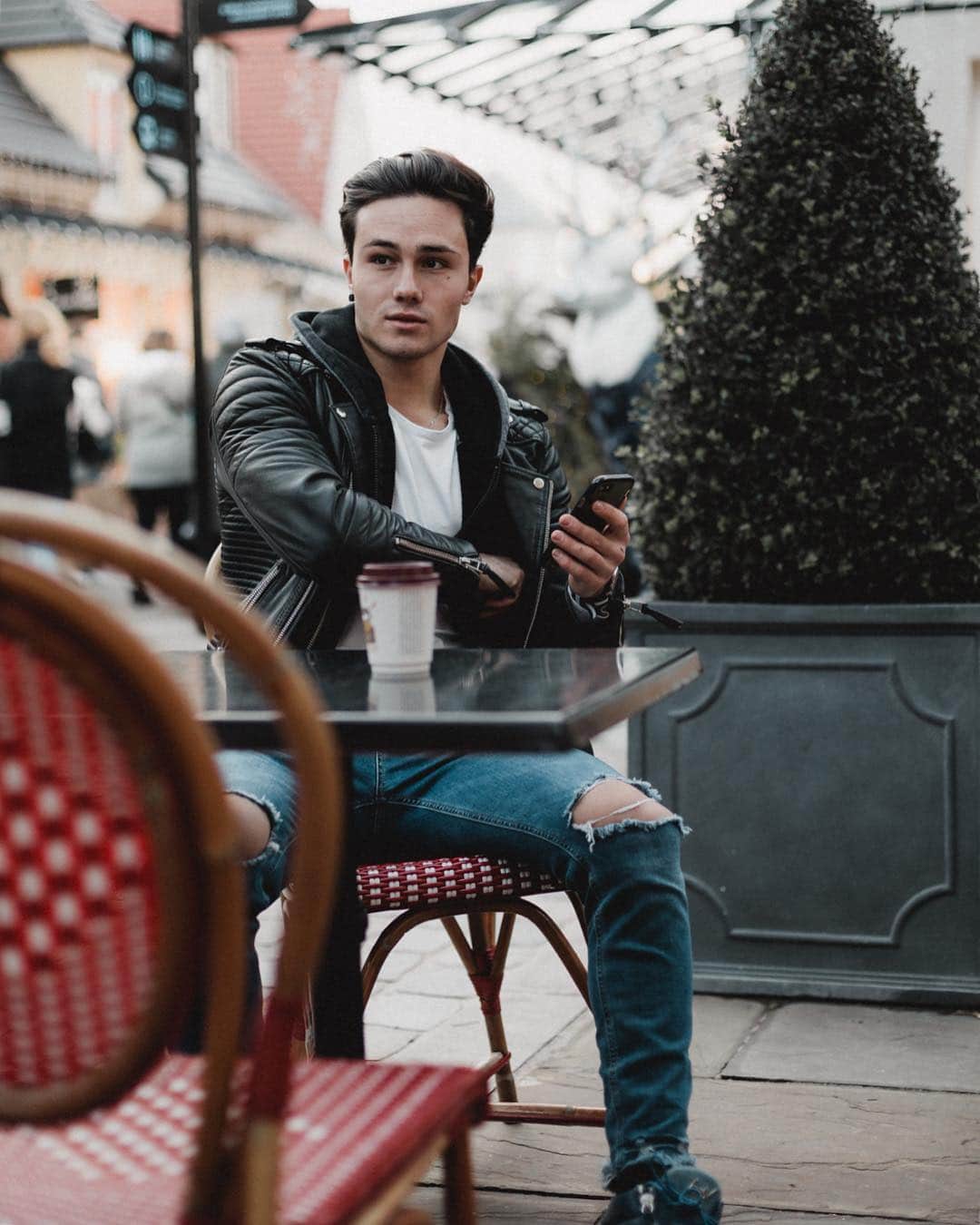 Enzo Cariniさんのインスタグラム写真 - (Enzo CariniInstagram)「coffee is essential ☕️ How was your day ? 🍩 #bodaskins #coffee #paris」1月27日 3時05分 - enzo_carini