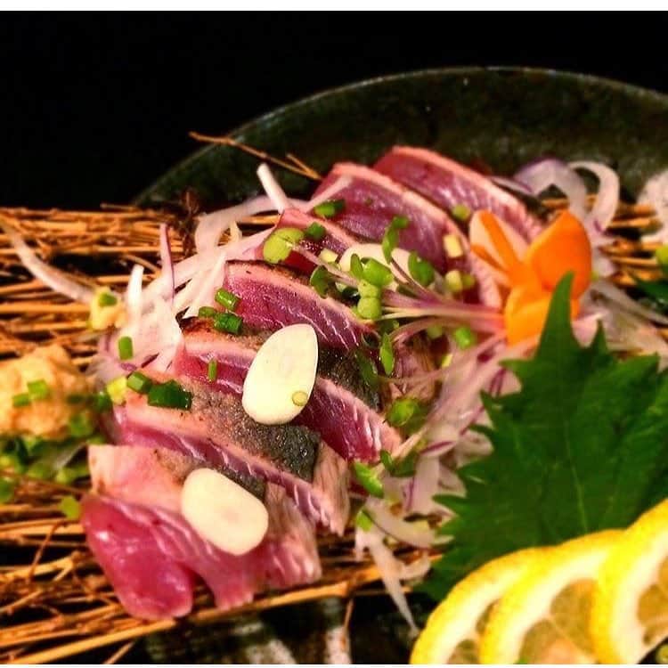 個室×炭火地鶏と朝獲れ海鮮 Goti明石店のインスタグラム：「ポン酢で食べるのが一番美味い 枕崎カツオタタキ #Goti#居酒屋#枕崎カツオ」