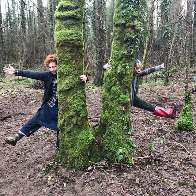 アレックス・キングストンのインスタグラム：「Witches playing in the woods ! Haha!」