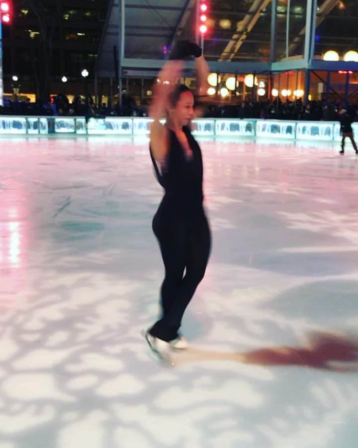 キミー・マイズナーのインスタグラム：「Spinning into this weekend like🌪🌪🌪 thanks to everyone for coming out to @bankofamerica Winter Village @bryantparknyc tonight! Great start to the weekend 😊」