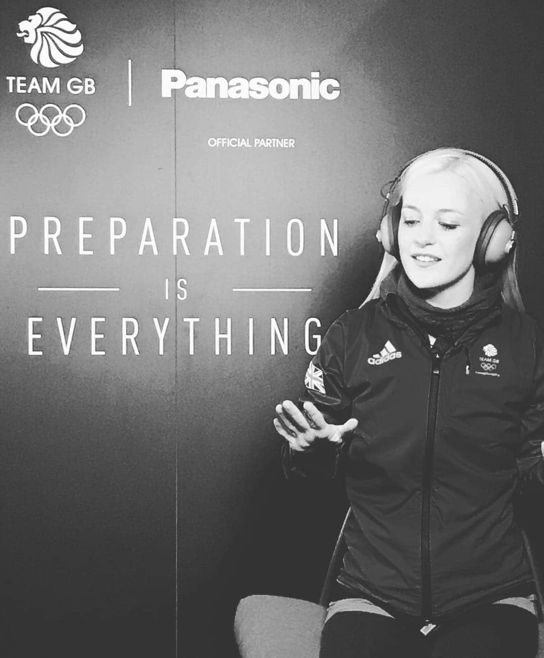 ペニー・クームズのインスタグラム：「I can’t wait for you guys to see what we did with @panasonickitchen @lumixuk #Panasonic #PanasonicUK but for now, here is a photo of me stylishly humming the American National Anthem... 💜🙌🏻 #sponsor #officialpartner #pyeongchang2018 #teamgb #olympics #headphones #panasonicheadphones #PreparationIsEverything #WeAreTheGreat #singing #humming #nationathems #starspangledbanner #promo #olympicjourney #lucky #lovemyjob #livingmybestlife #beingthebestme #instagood #pathtopyeongchang2018 #olympicrings #love #happiness #fun #silliness」