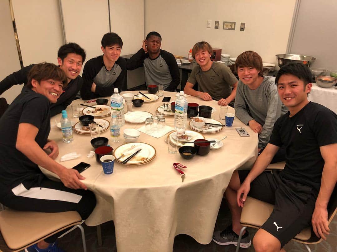 齋藤学のインスタグラム：「沖縄キャンプ始まりましたー  今日夜の食事のメンバーで写真撮りました^_^ 充実したキャンプになるよう頑張ります！！」