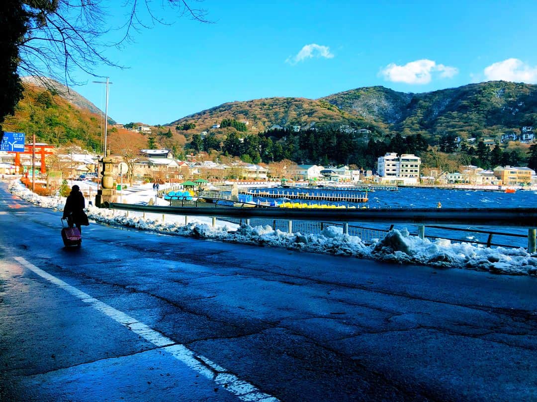 のインスタグラム：「すっごい寒かった(´・ω・｀) . るるたんと二人でんああああああああ。しぬううううううって言いながら頑張って行った箱根神社⊂(^ω^ )⊃ . #箱根 #箱根神社」