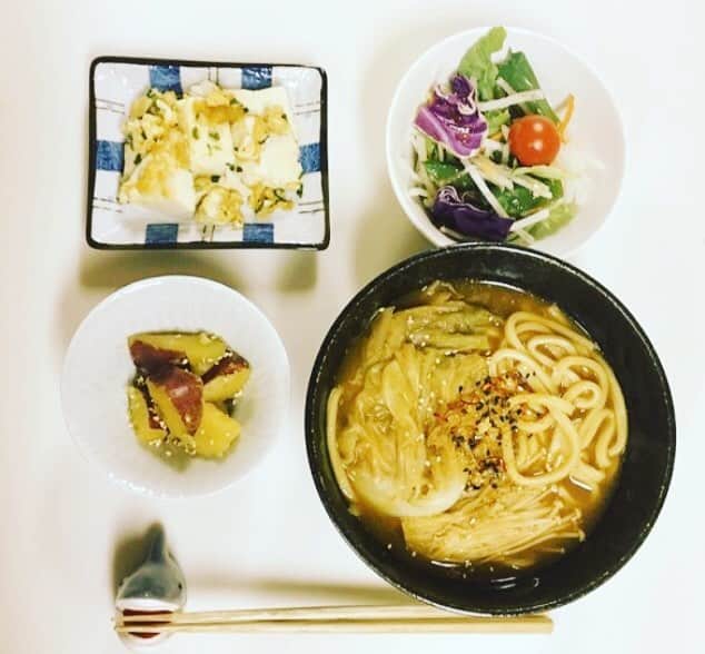 千眼美子さんのインスタグラム写真 - (千眼美子Instagram)「豆腐の甘辛かきたま。 さつまいもの甘煮。 味噌煮込みうどん。(お土産✨) サラダ。  #THE炊 #自炊」1月27日 12時29分 - yoshiko_sengen