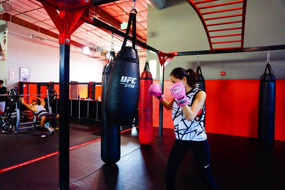 高橋ユウさんのインスタグラム写真 - (高橋ユウInstagram)「UFC GYM in Honolulu🏄🏽‍♀️🏋🏽‍♀️ 広くてサンドバッグも沢山あって、ジムの真ん中には金網張りのオクタゴン！！ かっこいいジム🇺🇸 男女問わずみんなムキムキ! さすがです。  #ufcgym  #ufcgymhonolulu  #ufc #workout #hawaii」1月27日 15時59分 - takahashiyu.official