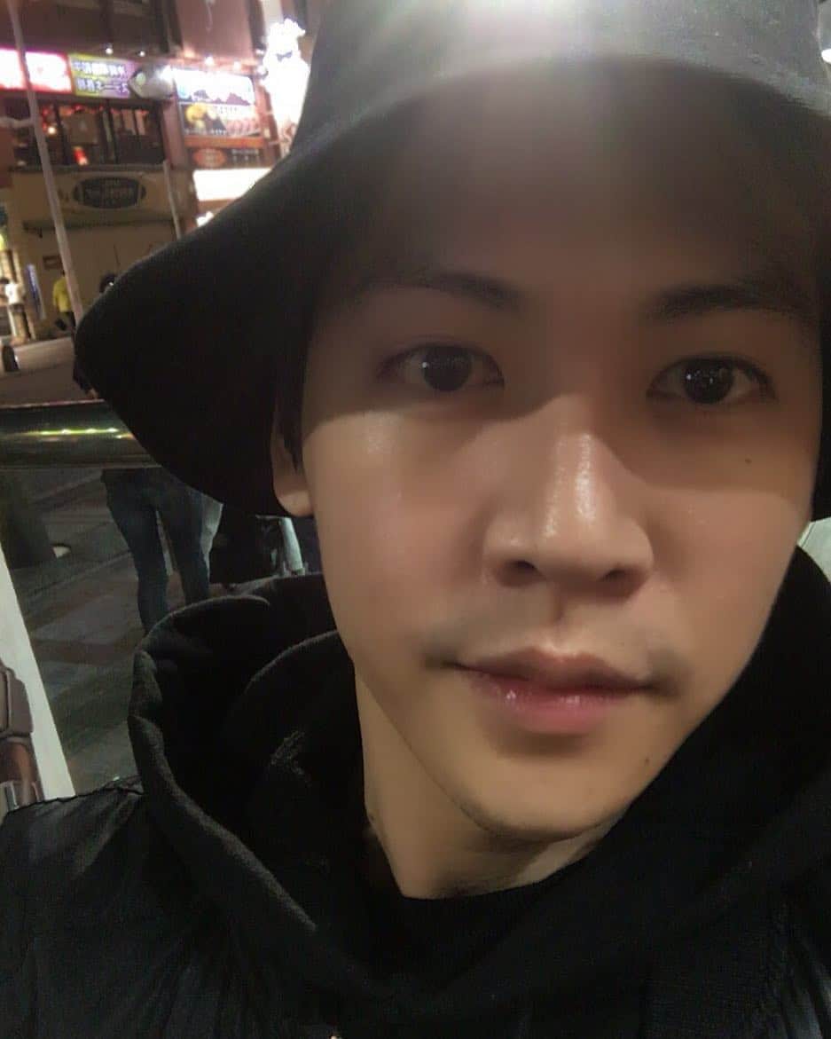 チョン・ウィチョルのインスタグラム：「날씨좋아요 오키오키나와🤗 지영이와수달이 👍 . . #일본#오키나와#국제거리#커피 ☕️」
