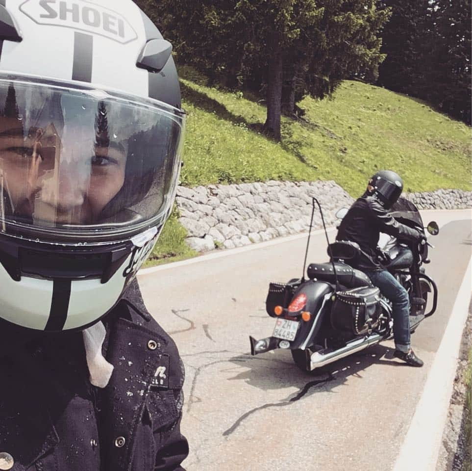 アレクサンダー・ガージさんのインスタグラム写真 - (アレクサンダー・ガージInstagram)「can’t wait to ride again with my girls .... #indianmotorcycles #indiandarkhorse #switzerland」1月27日 16時57分 - a_gazsi