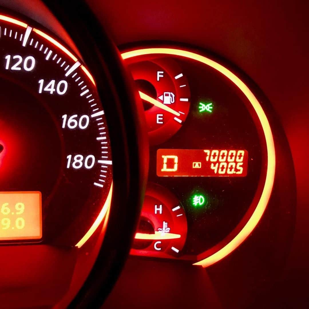 田中要次のインスタグラム：「一昨日に9年間乗った愛車、二代目MURANOの走行距離が自宅前で丁度7万キロに。2日後にお別れかと思うと名残惜しく、シャッターを押したのだった。」