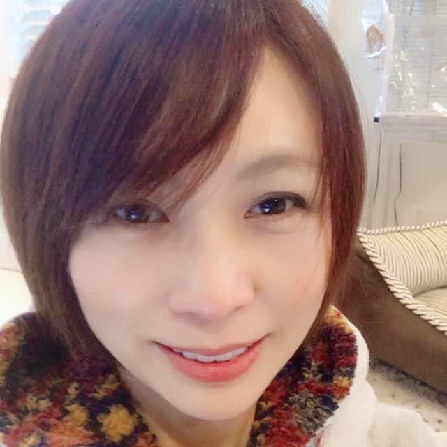 永井真理子さんのインスタグラム写真 - (永井真理子Instagram)「あははは〜〜！インスタ殺し仲間さんが結構いるじゃないですかー‼️正解は1枚目のカップが３つ並んでる写真でした❣️確かにテーブルの外までうつってるし、美味しそうに見えないよね(^◇^;) ところで！今日、美容院で前髪をいつもより短くしたんです。もしかしたら少し若くみえるかな？と思って。でも逆に老けた気がするなぁ(^_^;)」1月27日 17時06分 - nagai_mariko1204