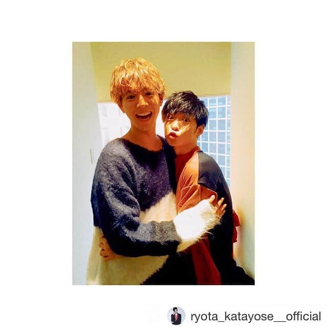 兄に愛されすぎて困ってますさんのインスタグラム写真 - (兄に愛されすぎて困ってますInstagram)「Repost from @ryota_katayose__official  先日のおしゃれイズムで 千葉さんが僕の名前を 挙げてくれてたそうですな。 その収録の直前に実は 日本テレビさんでバッタリ会ってたのです。 思わず抱きつく。(笑) @yudaichibaofficial  兄こまDVDも絶賛発売中😆✨ @anikoma_movie #兄こま」1月27日 17時58分 - anikoma_movie