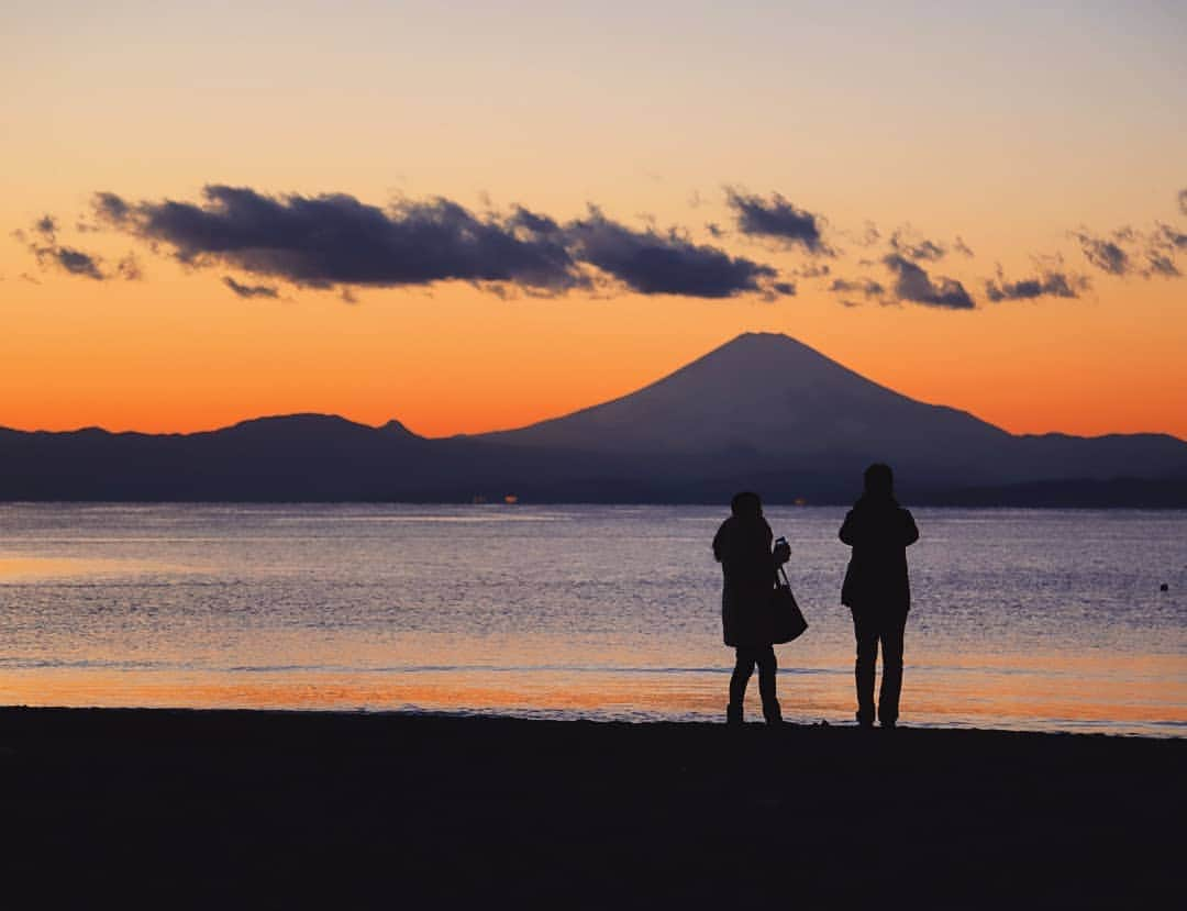 葉山町さんのインスタグラム写真 - (葉山町Instagram)「- 来年もまた二人で来ようね  #葉山歩き #葉山 #hayama #森戸海岸 #森戸 #夕日 #富士山 #イマソラ #マジックアワー #sunset #mtfuji #instagood  来年とは言わずに #明日も来てね #カップル だけでなく #みんなも来てね #今日もおつかれさまでした #素敵な週末をお過ごしください」1月27日 18時08分 - hayama_official