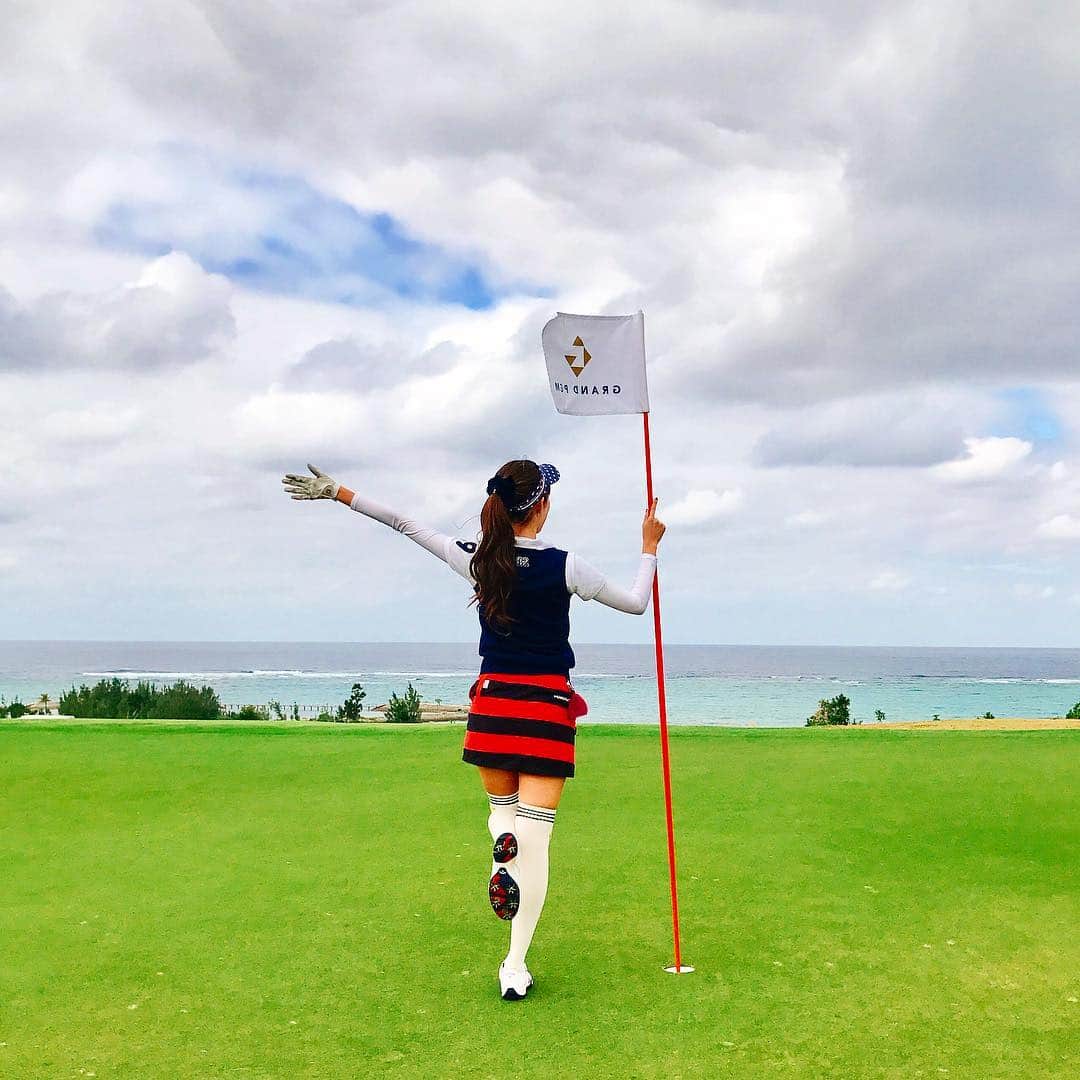 美波千夏さんのインスタグラム写真 - (美波千夏Instagram)「はいさーい🙌GTBカップで沖縄に来てます🌺💓1月に薄着でゴルフ嬉しいなー💓 3ヶ月ぶりのゴルフは115でしたーっ！マングース見たよ😳ビックリ！ . . . #GTバーディーズ #ゴルフトゥデイ #ゴルフ #golf #instagolf #ゴルフ女子 #asiangirl #japanesegirl  #高尔夫球 #골프 #キャロウェイ #callaway #ゴルフコーデ #パーリーゲイツ @cuarto_united ⭐︎」1月27日 18時35分 - chinatsu_minami