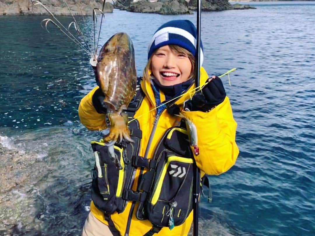 秋丸美帆さんのインスタグラム写真 - (秋丸美帆Instagram)「極寒を忘れる喜びの一杯🦑！. #fishing #mie #angler #squid #釣り #三重 #紀伊長島 #海 #ヤエン #アオリイカ #みっぴ #THEフィッシング」1月27日 19時08分 - mippy34