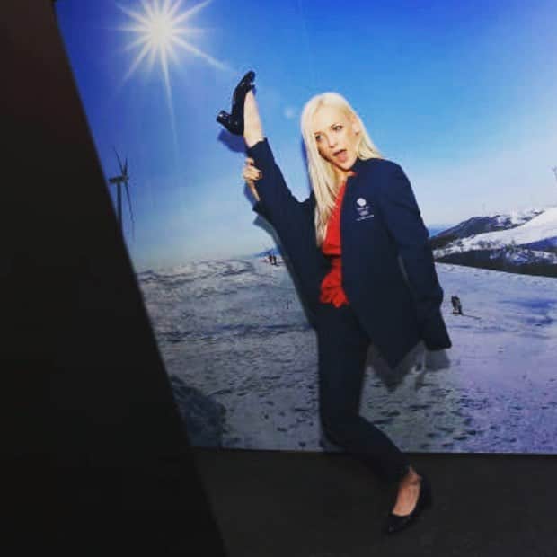 ペニー・クームズのインスタグラム：「Because i can can can.... #pyeongchang2018 #simonjersey #formalwear #teamgb #splits #flexible #silliness #unleashingthecrazy #havingfun #lookingyoung #photoshoot #icedance #ice #figureskating #figureskaterlife #olympics #olympicjourney #lovemyjob #behappy #livingmybestlife #livingthedream #quirky #itsme #pathtopyeongchang #roadtopyeongchang #lovewhatyoudo #dowhatmakesyouhappy」