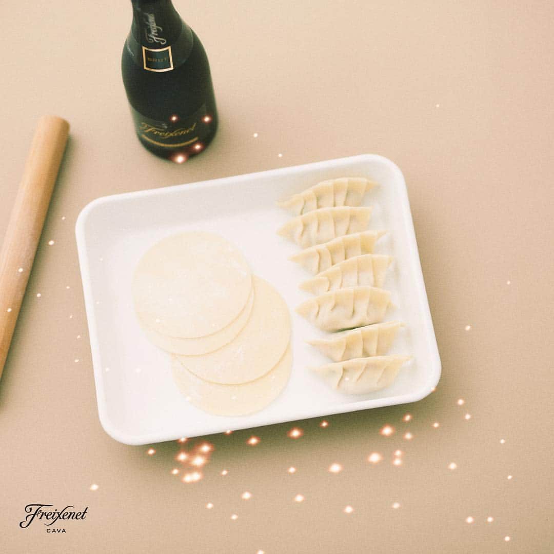 Freixenet フレシネ公式さんのインスタグラム写真 - (Freixenet フレシネ公式Instagram)「今日なに祝おう？ って考えながら買い物いったら、どこからともなく餃子のにおいが…。 皮から手作りしたらいつもより数倍おいしかった！ てまひまかけたもっちもちの餃子に乾杯！ . #フレシネ #今日なに祝おう #freixenet #手作り　#餃子　#餃子の皮 #カヴァ　#スパークリング　#スパークリングワイン」1月27日 21時41分 - freixenet_jp