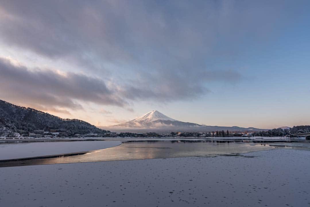 Atsushi Aizawaのインスタグラム：「1056 #河口湖 . Yamanashi, Japan 山梨県 . #japanfocus #jp_gallery #instagramjapan #ig_japan #wu_japan #wu_asia #worldunion #theworldshotz #igersjp #team_jp_ #team_jp_東 #山梨県 #team_jp_skyart  #mtfuji #Japan #Yamanashi  #natureaddict Mt. Fuji Yamanashi, Japan #Lovers_Nippon #東京カメラ部 #1xPicoftheDay #phos_japan  #写真好きな人と繋がりたい #bestjapanpics #photo_shorttrip」
