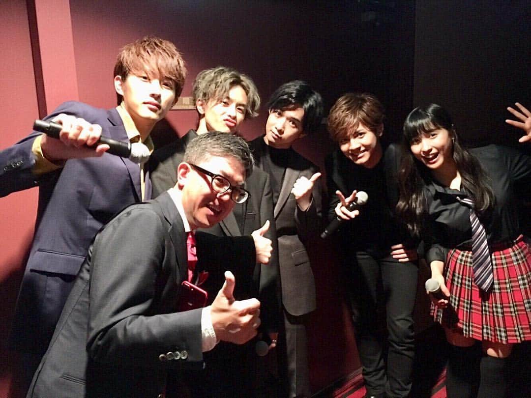 兄に愛されすぎて困ってますのインスタグラム：「#兄こま キャストの皆さんが、 最近いろんな組み合わせで写真をあげて下さるのがとっても嬉しい💕ので、 公式からはこの1枚を💪  #兄に愛されすぎて困ってます  #チーム兄こま」