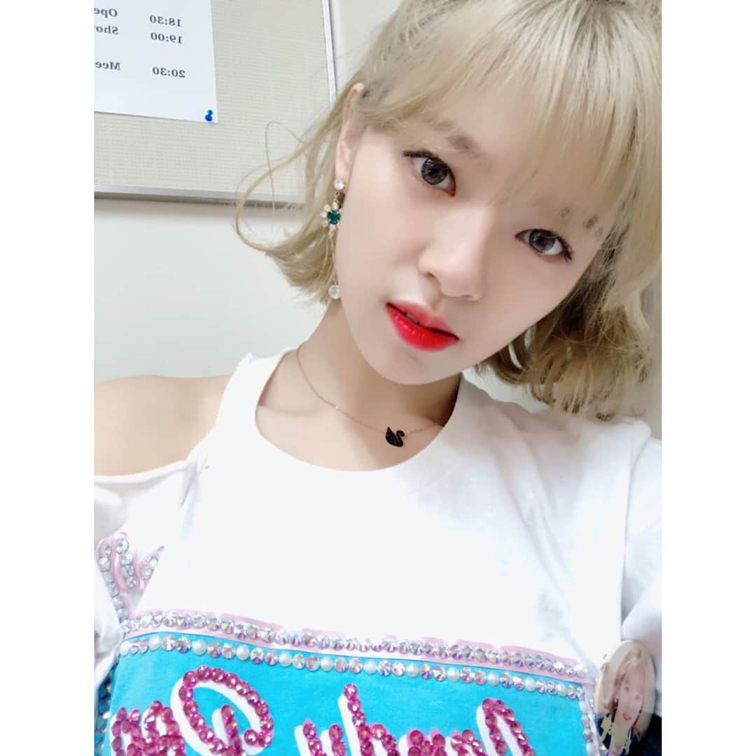 TWICEさんのインスタグラム写真 - (TWICEInstagram)「나도알아요~ 셀카못찍는거... 노력해볼게요... 굿밤!🌙」1月28日 1時44分 - twicetagram