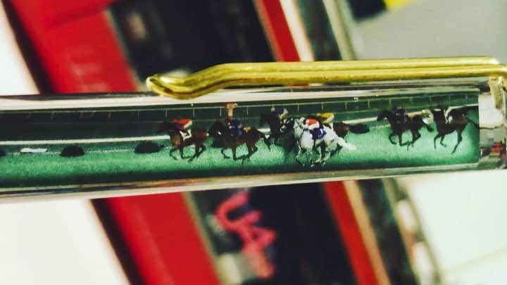桃井はるこのインスタグラム：「傾けるとゴルシさんがまくってくれるペン🖋 Japanese horse race Ballpoint pen.He’s name is GOLDSHIP🏇 #フローティングペン #ゴールドシップ」