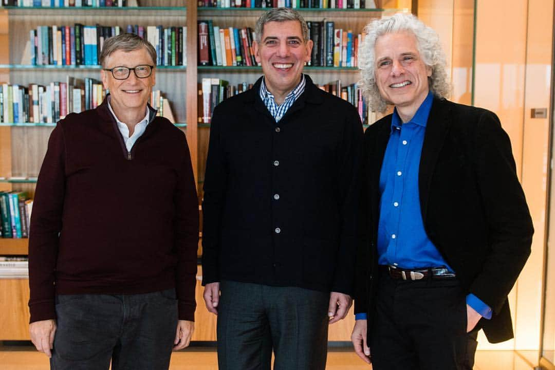 ビル・ゲイツさんのインスタグラム写真 - (ビル・ゲイツInstagram)「I sat down with Steven Pinker and Philip Galanes from The New York Times to talk about Steven’s upcoming book, “Enlightenment Now.” I came away from the conversation with a renewed sense of optimism about the world.  Photo by @chonakasinger」1月28日 4時01分 - thisisbillgates